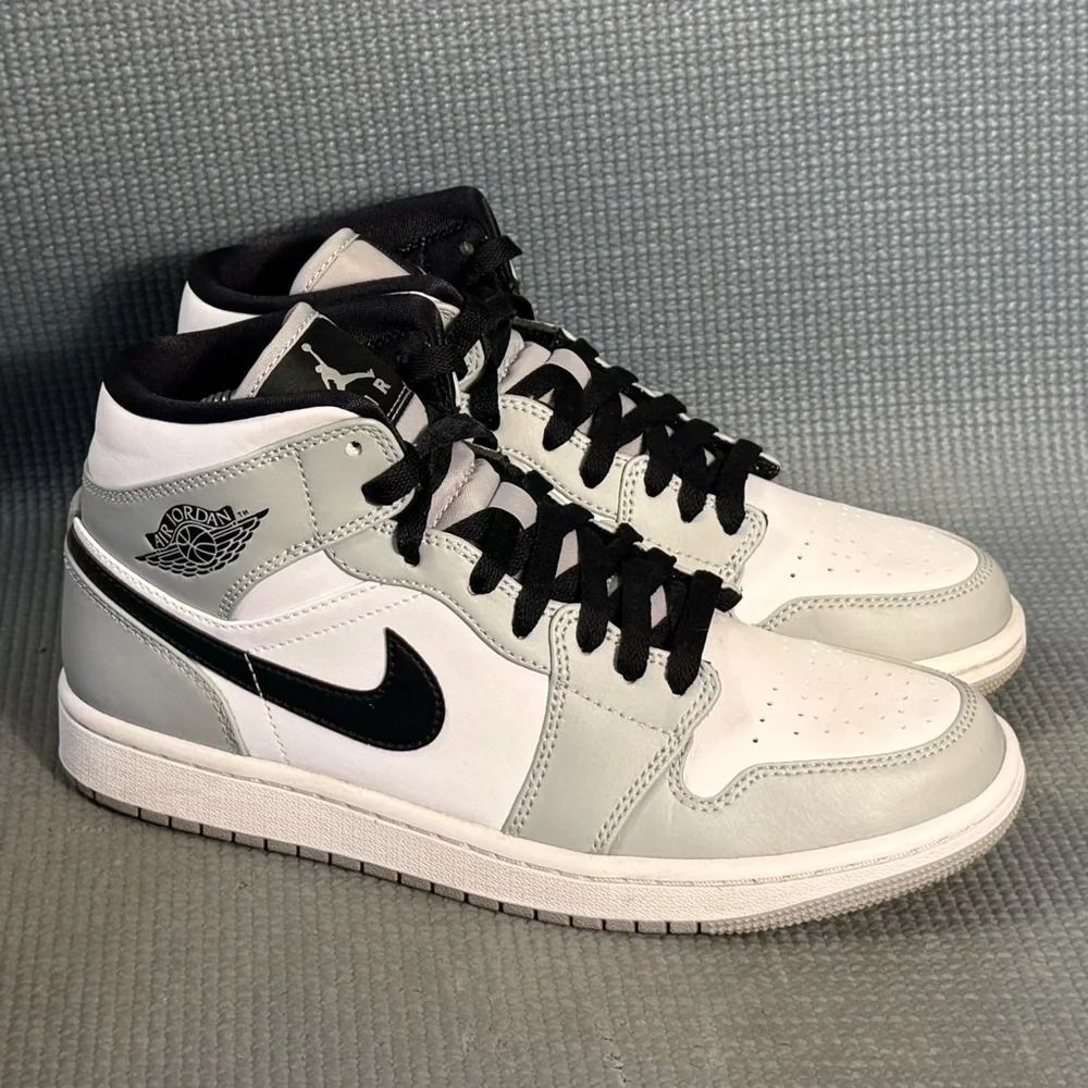 Nike Air Jordan 1 Mid ‘Light Smoke Grey’ Sneakers 554724-092 Men’s Size 7.5 - Picture 2 of 9